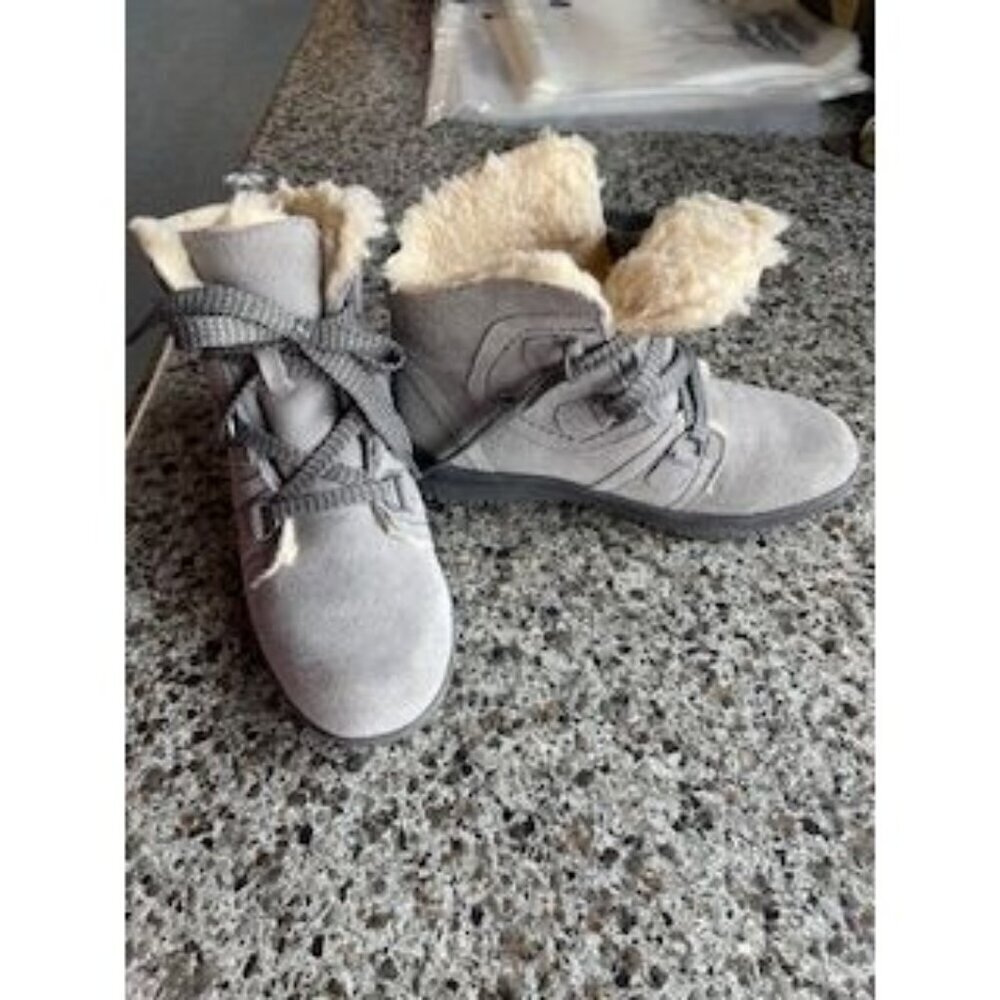 Bearpaw Women's SZ 7 Justine Suede Upper Wool Lined Sheepskin Footbed TPR Outsol